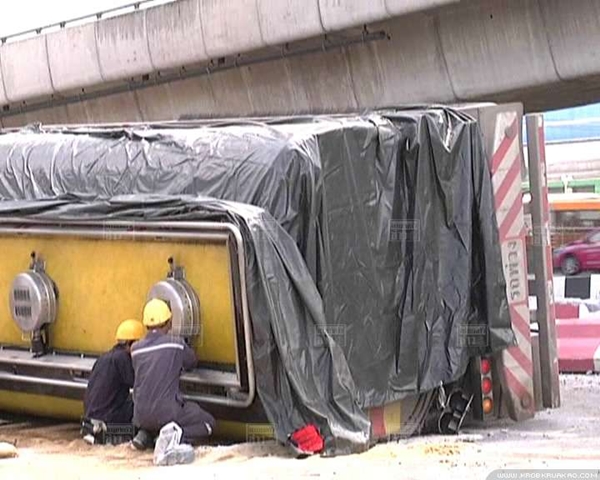 รถบรรทุกน้ำมันชนแท่งปูน