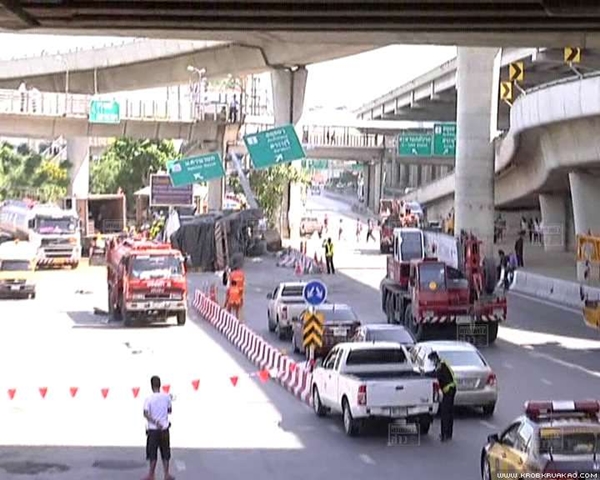 รถบรรทุกน้ำมันชนแท่งปูน