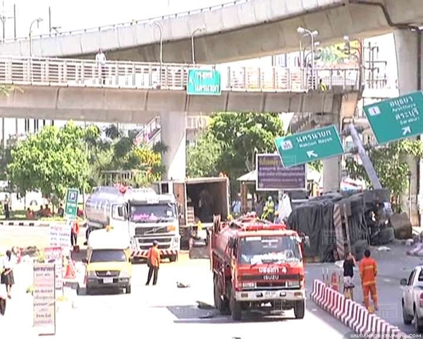 รถบรรทุกน้ำมันชนแท่งปูน