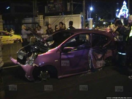 4 สาวกลับจากเที่ยว ซิ่งเก๋งป้ายแดงชนแท่งปูนโทลล์เวย์ ดับ 2 สาหัส 2