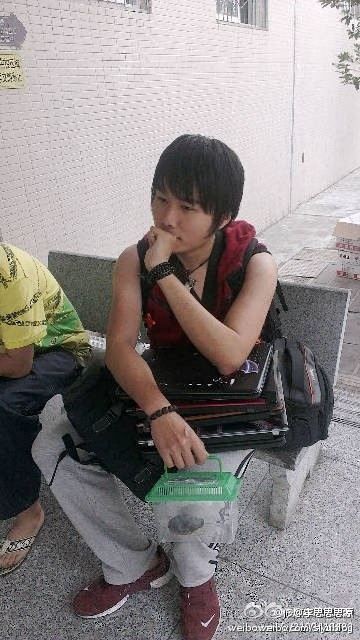 หนุ่มจีนหอบทรัพย์สินหอพักให้รอดจากแผ่นดินไหว 
