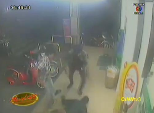 รวบ 2 หนุ่ม ก่อเหตุทำร้ายร่างกาย-ทุบกระจกรถ หน้าเซเว่น