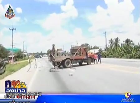 รถยกขึงสลิงขวางถนน กระบะไม่เห็นพุ่งชน ดับ 3 ศพ หัวขาด-ร่างแหลก