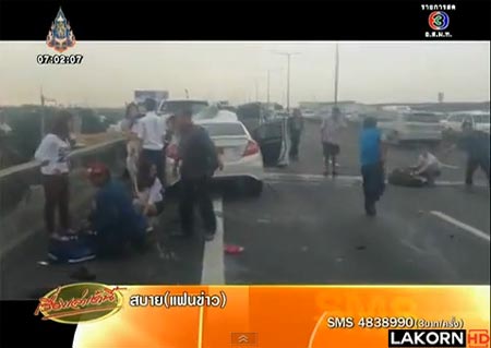 นักศึกษาสาววัย 19 ขับซีวิคพุ่งชนกระบะ บนทางด่วนบูรพาวิถี เจ็บ 5