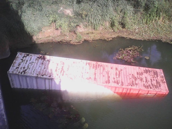 รถคอนเทนเนอร์ไปรษณีย์ไทย ยางระเบิด ตกแม่น้ำกุยบุรี