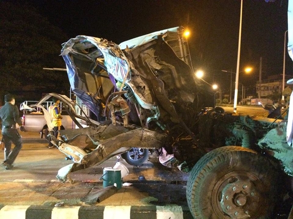 สิบล้อประสานงารถทัวร์กรุงเทพฯ-ภูเรือ ตาย 1 เจ็บระนาว  