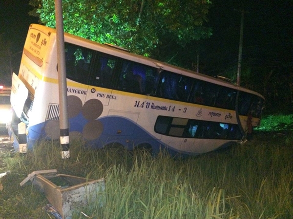 สิบล้อประสานงารถทัวร์กรุงเทพฯ-ภูเรือ ตาย 1 เจ็บระนาว  
