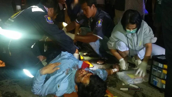 สิบล้อประสานงารถทัวร์กรุงเทพฯ-ภูเรือ ตาย 1 เจ็บระนาว  