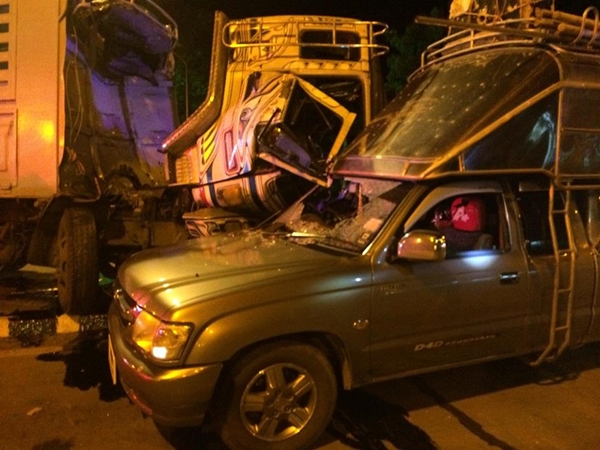 สิบล้อประสานงารถทัวร์กรุงเทพฯ-ภูเรือ ตาย 1 เจ็บระนาว  