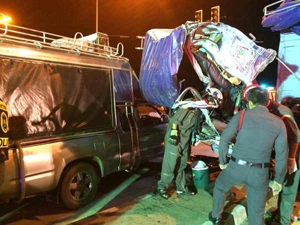 สิบล้อประสานงารถทัวร์กรุงเทพฯ-ภูเรือ ตาย 1 เจ็บระนาว  