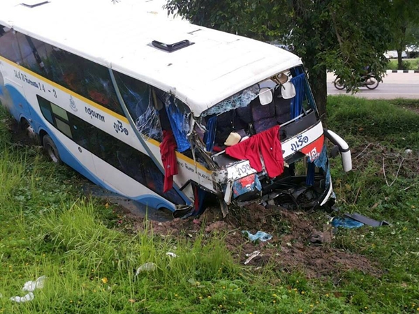 สิบล้อประสานงารถทัวร์กรุงเทพฯ-ภูเรือ ตาย 1 เจ็บระนาว  