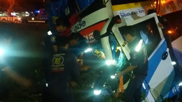 สิบล้อประสานงารถทัวร์กรุงเทพฯ-ภูเรือ ตาย 1 เจ็บระนาว  