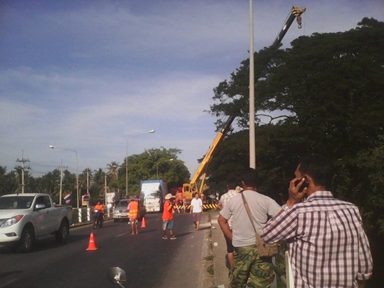 รถคอนเทนเนอร์ไปรษณีย์ไทย ยางระเบิด ตกแม่น้ำกุยบุรี