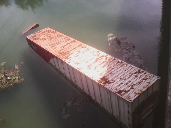 รถคอนเทนเนอร์ไปรษณีย์ไทย ยางระเบิด ตกแม่น้ำกุยบุรี