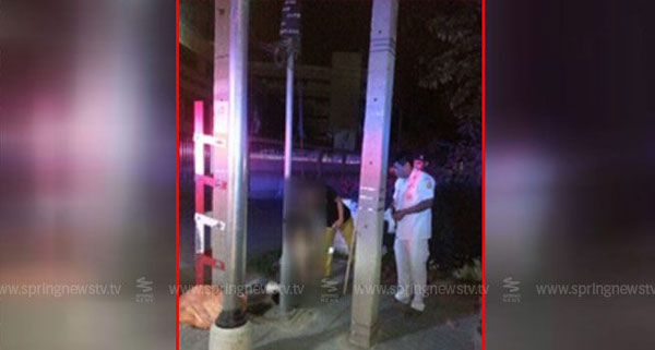 ชายผูกคอตายคาเสาไฟฟ้า ริมถนนรามอินทราซอย 7