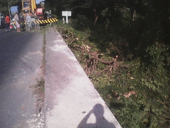 รถคอนเทนเนอร์ไปรษณีย์ไทย ยางระเบิด ตกแม่น้ำกุยบุรี