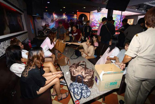 สั่งเด้ง ผกก. กับรอง สน.ประเวศ เซ่นผับฉาว ไรเดอร์ รีสอร์ท