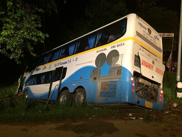 สิบล้อประสานงารถทัวร์กรุงเทพฯ-ภูเรือ ตาย 1 เจ็บระนาว  