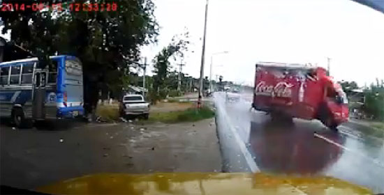 คลิปเฉียดตายรถโค้กดริฟท์ขั้นเทพ 