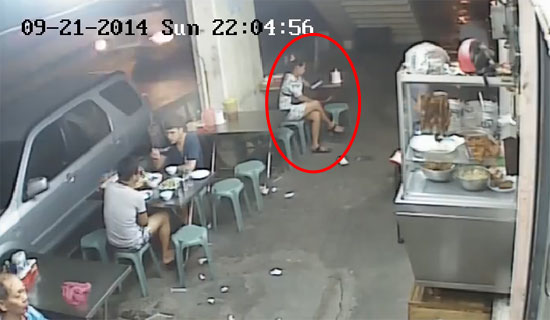 คลิปคนเล่นมือถือเพลิน ถูก จยย. กระชากไปจากมือ