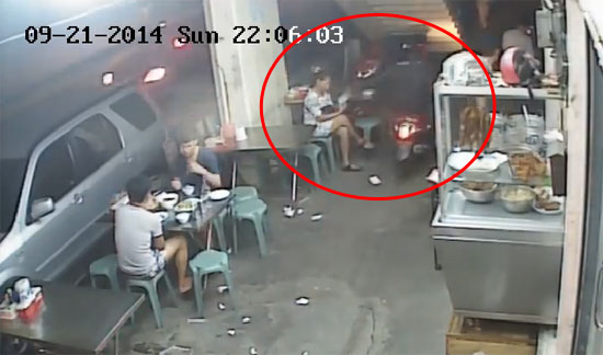 คลิปคนเล่นมือถือเพลิน ถูก จยย. กระชากไปจากมือ