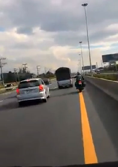 บิ๊กไบค์ใจหล่อมาก ช่วยขับเปิดทางให้รถกู้ภัย