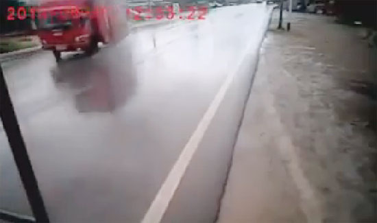 คลิปเฉียดตายรถโค้กดริฟท์ขั้นเทพ 