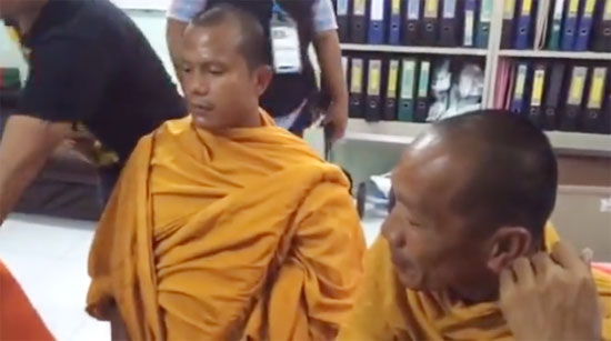 ภูเก็ตจับขอทานในคราบพระ ห่มเหลืองเรี่ยไรเงินชาวบ้านไปพี้ยา