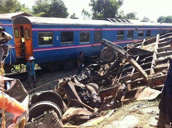 รถไฟชนรถสิบล้อที่ขอนแก่น