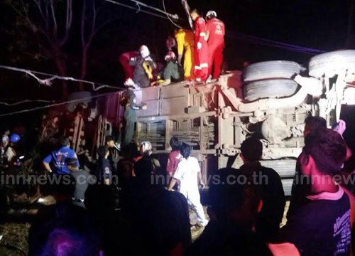 รถทัวร์ อบต. สุรินทร์ ชนเสาไฟ ตาย 6-นายก อบต. ดับ
