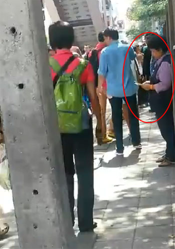 ผุดอีก คลิปคุณป้าหัวหมอ แจกสติ๊กเกอร์คนเดินเท้า-เรียกเก็บเงิน