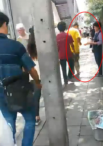 ผุดอีก คลิปคุณป้าหัวหมอ แจกสติ๊กเกอร์คนเดินเท้า-เรียกเก็บเงิน