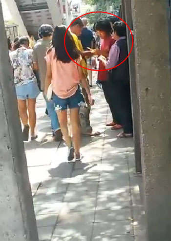 ผุดอีก คลิปคุณป้าหัวหมอ แจกสติ๊กเกอร์คนเดินเท้า-เรียกเก็บเงิน