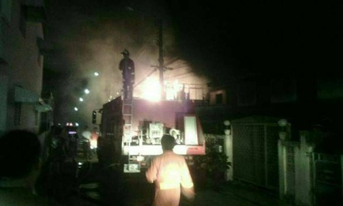 ลูกคลั่งเผาบ้าน