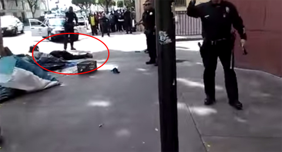 คลิปตำรวจมะกันรัวยิงคนไร้บ้านดับ ทั้งที่ไม่มีอาวุธ