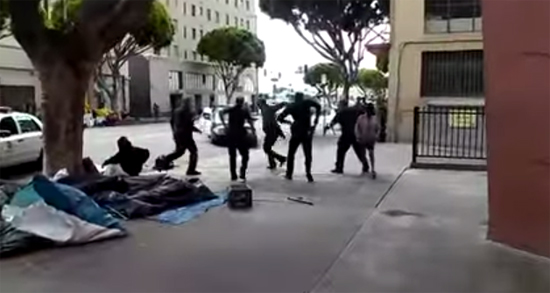 คลิปตำรวจมะกันรัวยิงคนไร้บ้านดับ ทั้งที่ไม่มีอาวุธ