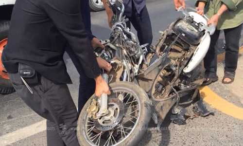 กระบะชนรถจักยานยนต์ 