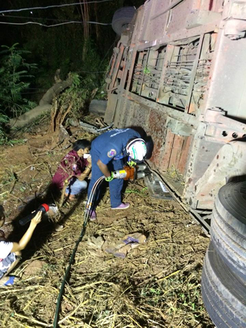 รถทัวร์ อบต. สุรินทร์ ชนเสาไฟ ตาย 6-นายก อบต. ดับ