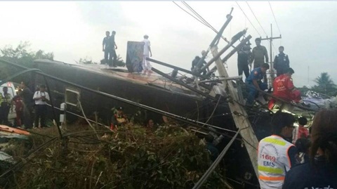 รถทัวร์ อบต. สุรินทร์ ชนเสาไฟ ตาย 6-นายก อบต. ดับ