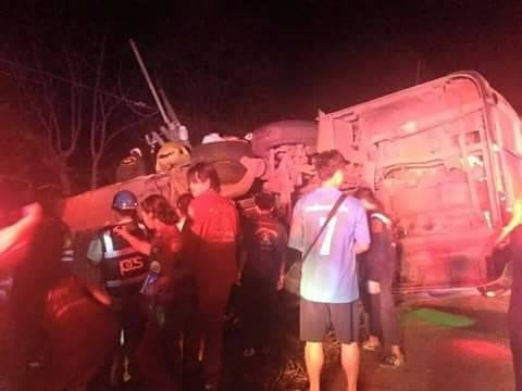 รถทัวร์ อบต. สุรินทร์ ชนเสาไฟ ตาย 6-นายก อบต. ดับ