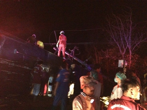 รถทัวร์ อบต. สุรินทร์ ชนเสาไฟ ตาย 6-นายก อบต. ดับ