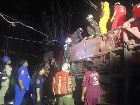 รถทัวร์ อบต. สุรินทร์ ชนเสาไฟ ตาย 6-นายก อบต. ดับ