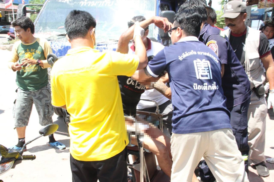 หนุ่มเมาคว้ามีดโกนขลิบเจ้าโลกพลาด เลือดพุ่ง โร่ส่งหมอเย็บ