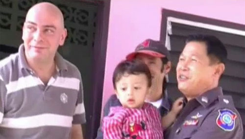 หนุ่มเยอรมันหอบลูก เจอภรรยาแล้ว