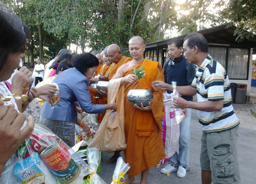 พุทธศาสนิกชนทั่วไทย ร่วมกันทำบุญตักบาตรเทโว