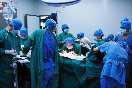 พ่อจีนยอมตัดผิวหนัง ช่วยรักษาลูกสาวถูกไฟไหม้