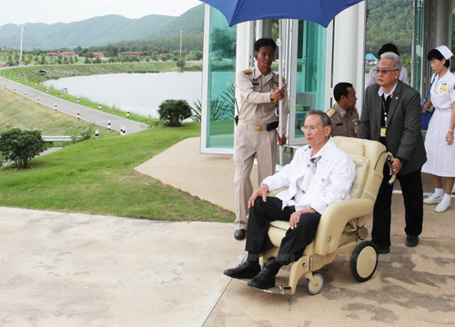 ในหลวง เสด็จฯ ทอดพระเนตรโครงการชั่งหัวมัน เพชรบุรี