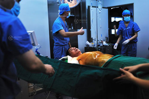 พ่อจีนยอมตัดผิวหนัง ช่วยรักษาลูกสาวถูกไฟไหม้
