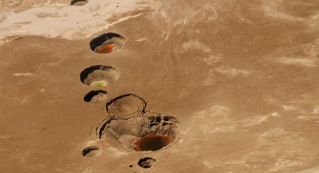 หลุมยุบในทะเลสาบเดดซี