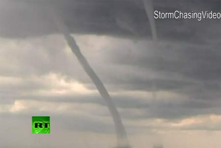 คลิป พายุงวงช้าง 5 ลูกในทะเลสาบมะกัน